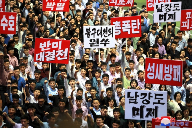 2024년 6월25일 북한 수도 평양의 5월1일경기장에서 열린‘6·25 미제 반대투쟁의 날’평양시 군중집회에서 참석자들이 반미 구호를 외치고 있다.조선중앙통신 연합뉴스