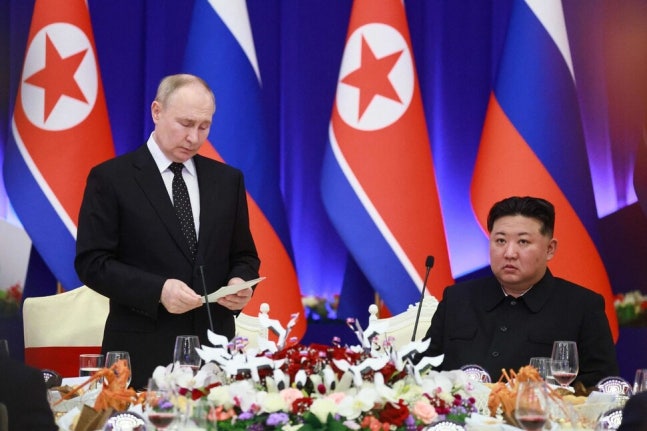 블라디미르 푸틴 러시아 대통령(왼쪽)이 2024년 6월19일 북한의 국빈용 연회장인 평양 목란관에서 열린 환영행사에서 김정은 국무위원장이 지켜보는 가운데 인사말을 하고 있다.AFP 연합뉴스