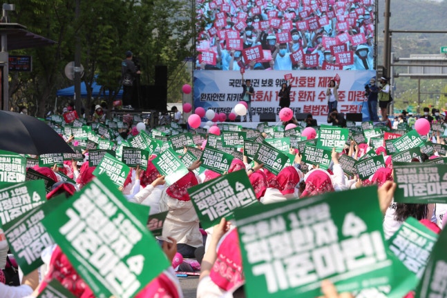 국제간호사의 날인 2022년 5월12일 오후 서울 세종로 동화면세점 앞에서 전국보건의료산업노동조합과 대한간호협회가 함께 연 공동 결의대회에 참가자들이 ‘간호사 1명 적정 환자수 기준 마련'과 '간호법 제정',