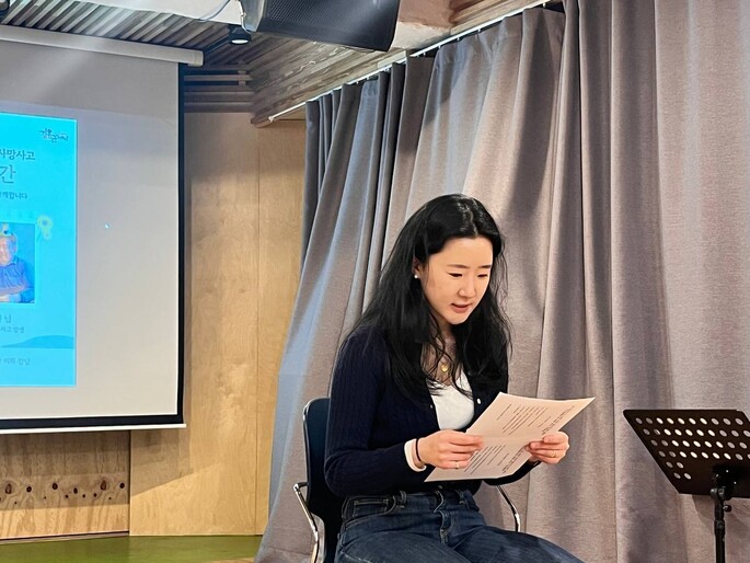 2025년 4월17일 서울 영등포구‘비정규노동자의 집 꿀잠’에서 문혜연씨가 건설노동을 하다 산재로 숨진 아버지 문유식씨를 추모하고 있다.김용균재단 제공