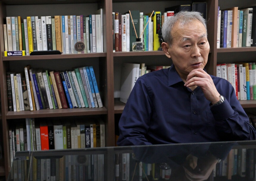 헌법재판관 출신 이석태 변호사가 2025년 4월21일 서울 강남구에 있는 사무실에서 한겨레21과 인터뷰하고 있다.이종근 선임기자 