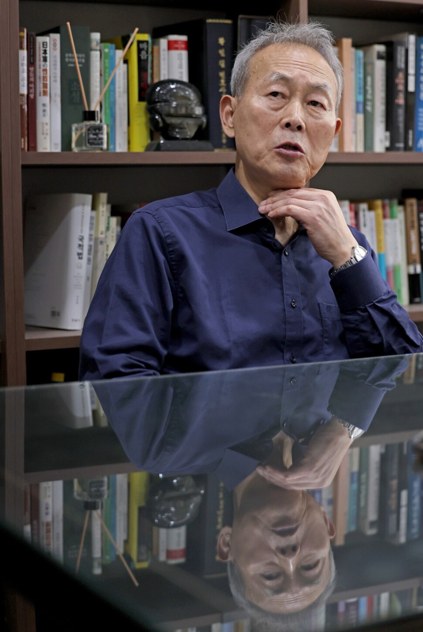 헌법재판관 출신 이석태 변호사가 2025년 4월21일 서울 강남구에 있는 사무실에서 한겨레21과 인터뷰하고 있다.이종근 선임기자