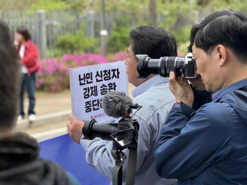 2025년 4월30일 오전,전국 이주인권시민사회단체가 정부서울청사 앞에서 4월23일 화성외국인보호소 앞에서 발생한 인권 탄압을 규탄하는 기자회견을 열고 있다.전국 이주인권시민사회단체 제공