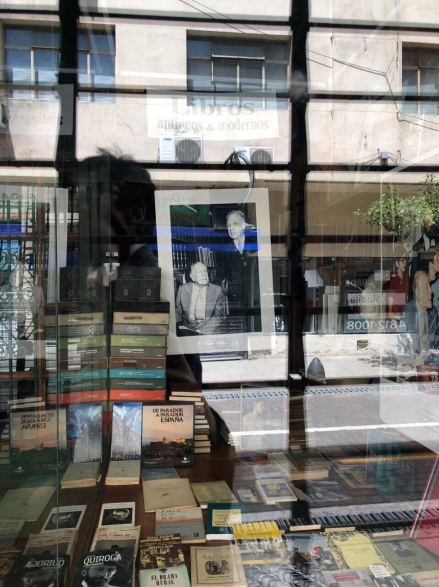 아르헨티나 부에노스아이레스에 있는 길거리 서점에서 호르헤 루이스 보르헤스와 아돌포 비오이 카사레스가 함께 찍은 사진을 발견했다.두 사람은 공동으로 가명 추리소설을 썼다.사진 신동호 제공