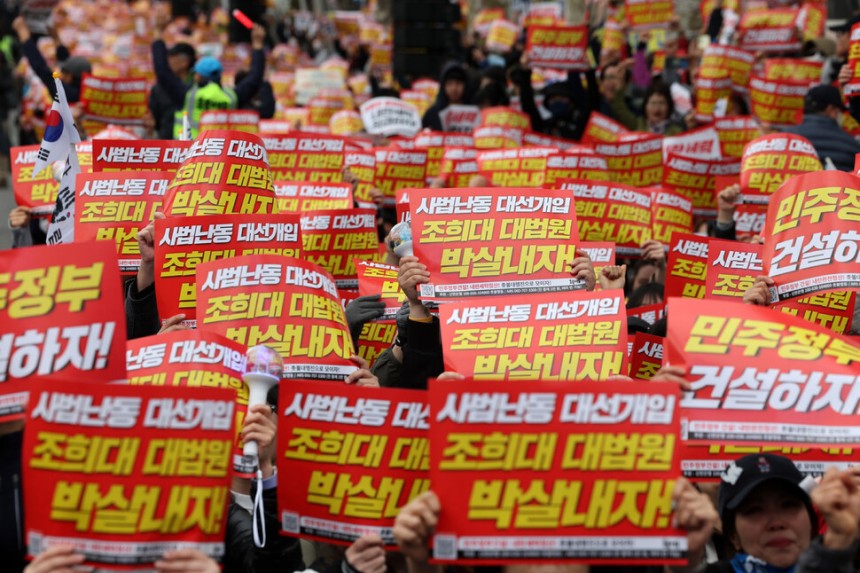 2025년 5월 3일 오후 서울 서초구 대법원 부근에서 열린 138차 전국집중 촛불대행진에서 참가자들이 이재명 더불어민주당 대선 후보의 공직선거법 위반 사건에 대해 졸속 판결을 낸 조희대 대법원을 비판하는 시위를 벌