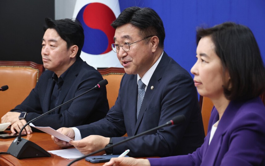 2025년 5월 5일 서울 영등포구 여의도 국회에서 윤호중 더불어민주당 중앙선대위 총괄본부장이 조희대 대법원의 졸속 파기환송 판결에 대해 말하고 있다.한겨레 윤운식 선임기자 