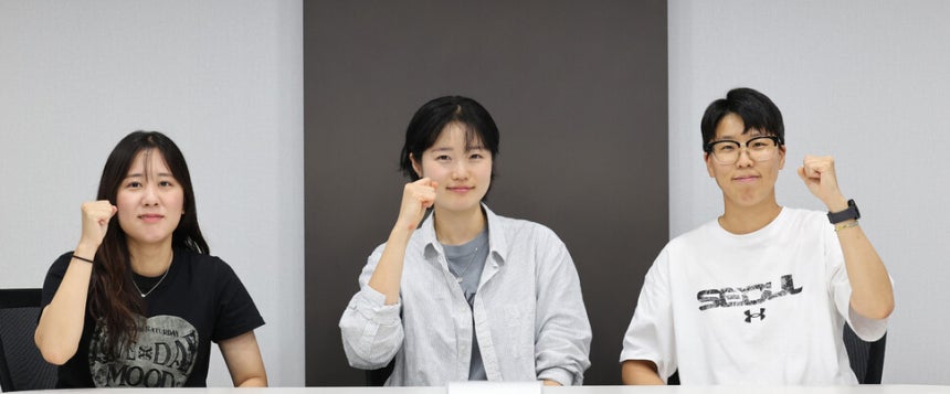 여성 교사들의 체육교육 공동체 ‘원더티처\'에서 활동하는 김윤희(왼쪽부터)·김아영·강유라 교사가 2025년 8월13일 서울 마포구 한겨레신문사 회의실에서 한겨레21과 인터뷰하고 기념사진을 찍고 있다. 신소영 기자 v