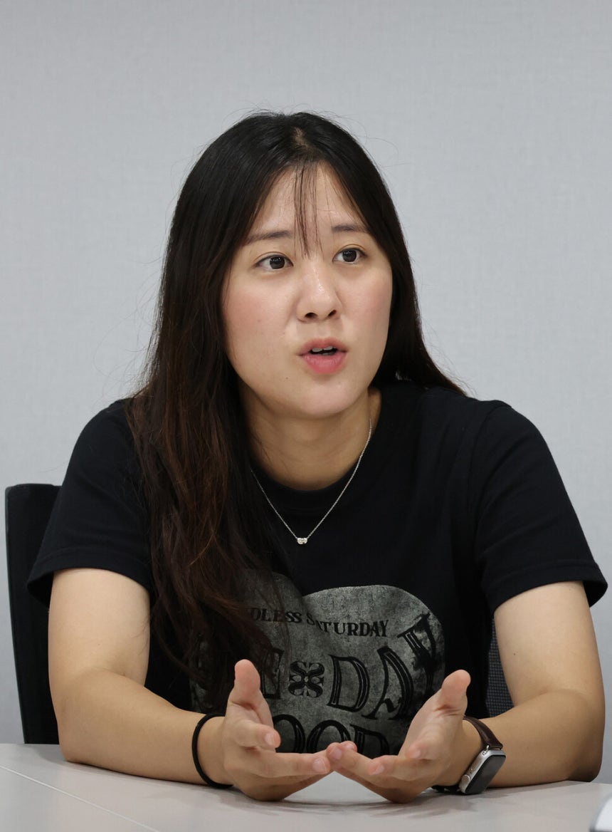 ‘원더티처\'에서 활동하는 김윤희 교사가 2025년 8월13일 서울 마포구 한겨레신문사 회의실에서 한겨레21과 인터뷰하고 있다. 신소영 기자 viator@hani.co.kr