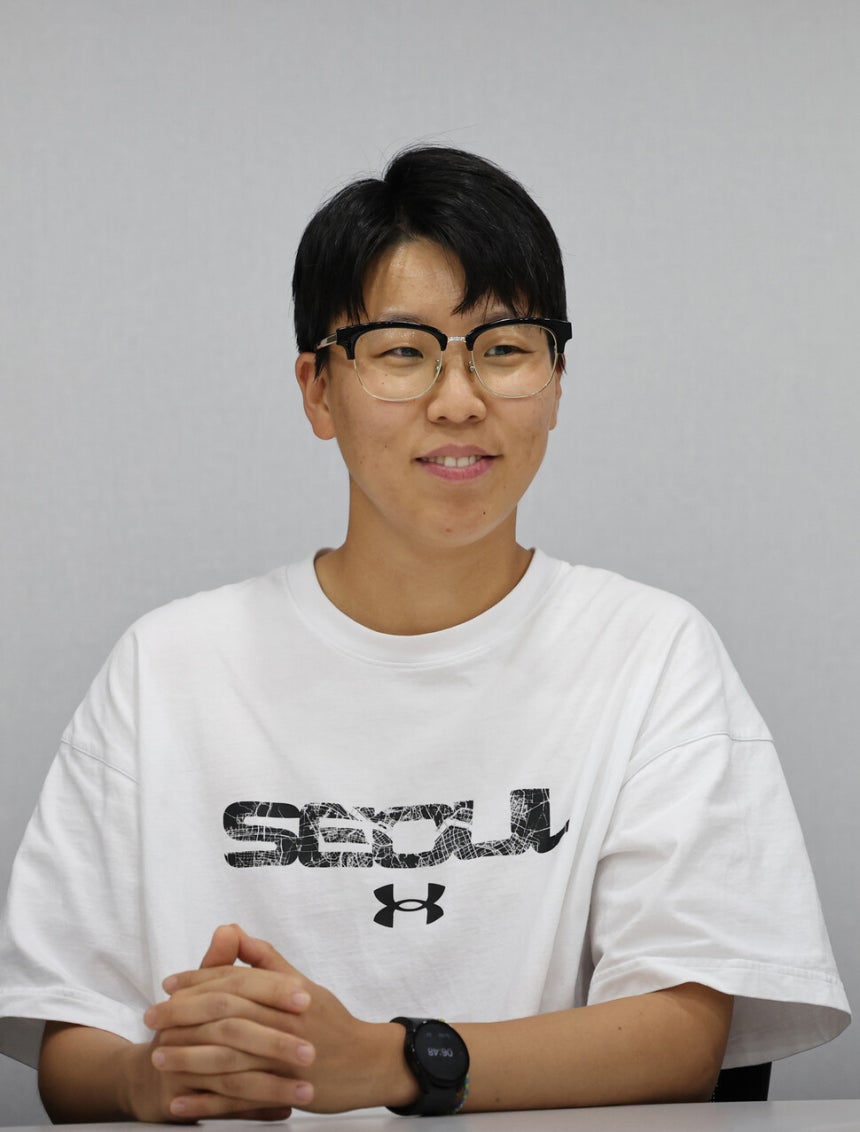 ‘원더티처\'에서 활동하는 강유라 교사가 2025년 8월13일 서울 마포구 한겨레신문사 회의실에서 한겨레21과 인터뷰하고 있다. 신소영 기자 viator@hani.co.kr