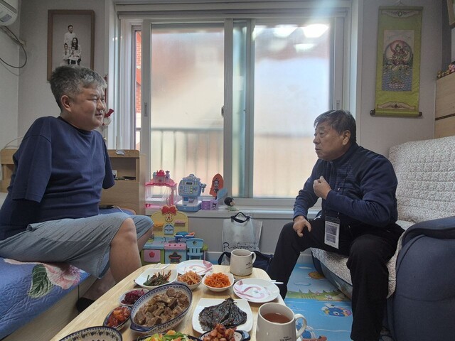 몽골 출신 이주노동자 오기나(왼쪽)씨와 젊은 시절 미국에서 오른손 절단 산재를 입은 리형호씨가 이야기를 나누고 있다.