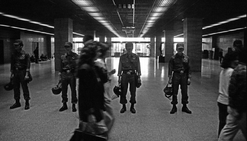 1990년 5월15일 정부가 한국방송공사 신임 서기원 사장 임명에 반대하며 농성하던 노조원들을 경찰력을 투입해 강제로 연행하면서 촉발됐던 파업 사태 때, 경찰이 한국방송공사 본관 