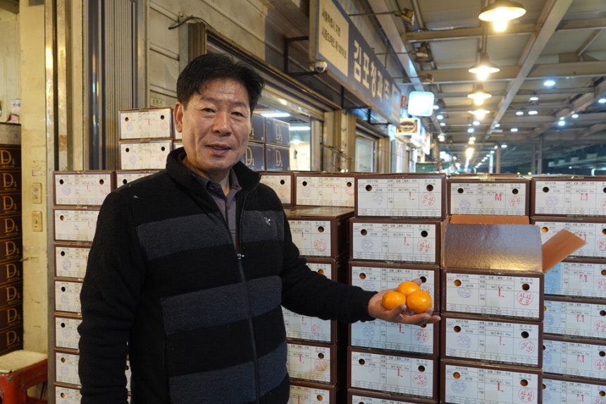 2025년 12월11일 서울 강서구 외발산동 강서농산물도매시장에서 만난 시장도매인 채규재 대우삼삼유통 대표.그의 뒤에는 귤향기마을영농조합에서 전날 보낸 감귤 상자들이 놓여 있다.
