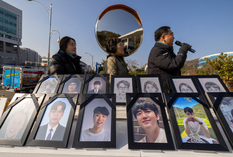 전남 무안공항 제주항공 참사로 아내와 두 아들을 잃은 김영헌씨와 유가족들이 2025년 12월15일 무안 전남경찰청 앞에서 사고 진상 규명을 요구하며 시위하고 있다.아랫줄 왼쪽 맨 끝부터 김씨의 아내,두 아들의 사