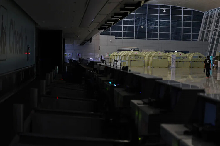 2025년 10월14일 밤 10시,전남 무안국제공항에 대부분의 조명이 꺼졌는데 텐트 30여 개가 모여 있는 12·29 무안공항 제주항공 여객기참사 유가족 셸터 주변 몇 개의 조명만이 불을 밝히고 있다.한겨레 백소