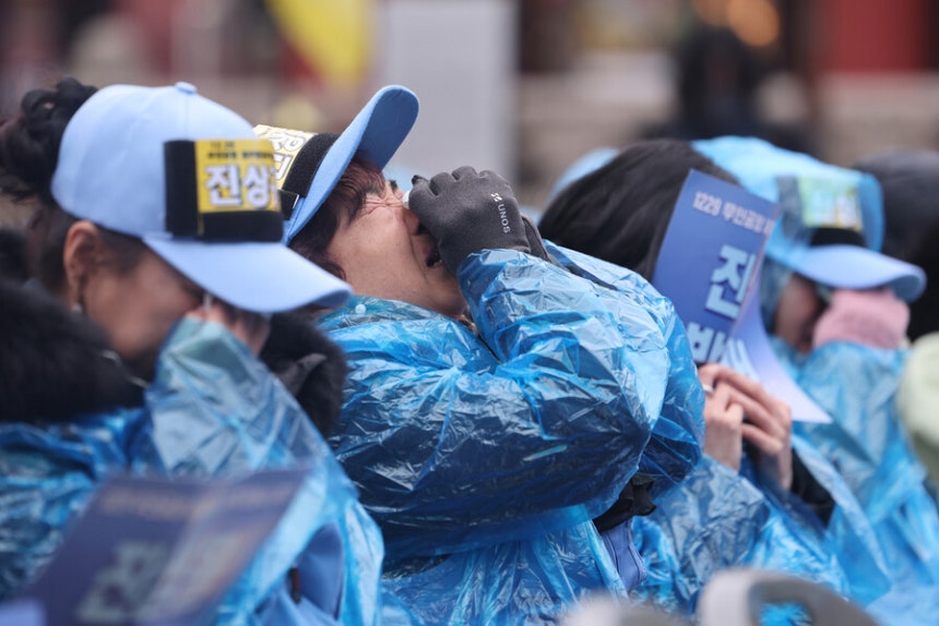 2025년 12월20일 서울 종로구 보신각에서 열린 12·29 무안공항 제주항공 여객기 참사 1주기 서울 시민추모대회에서 유가족들이 눈물을 훔치고 있다.연합뉴스