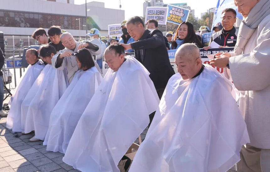 2025년 12월1일 오후 서울 용산구 대통령실 들머리에서 열린 12·29 무안공항 제주항공 여객기참사 유가족협의회·시민사회 긴급기자회견에서 유가족들이 삭발하고 있다.한겨레 백소아 기자.