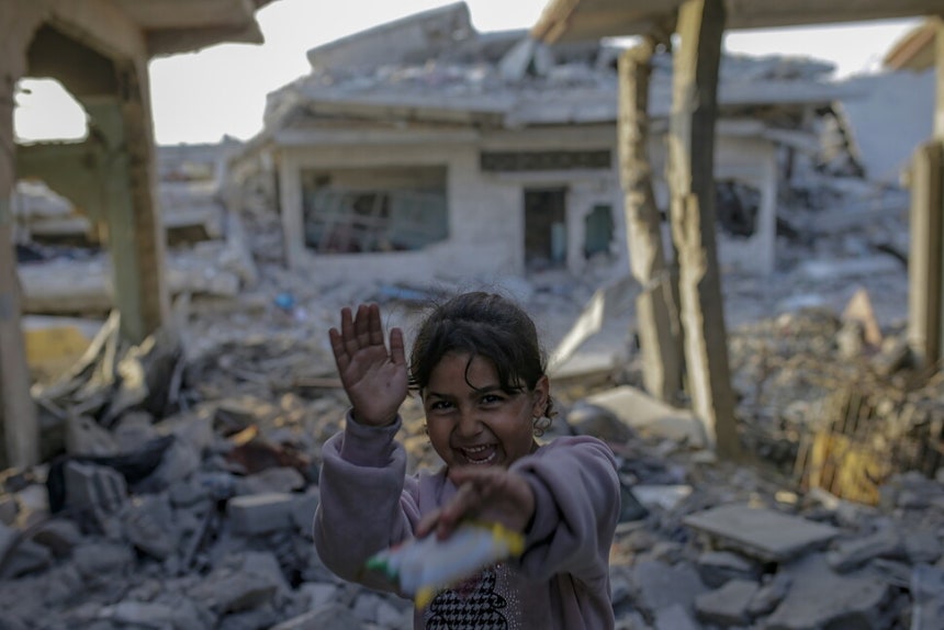 2025년 11월4일 가자지구 북부 자발리야에 있는 파괴된 집 잔해 속에 서 있는 다섯 살 마이아 바다르.베냐민 네타냐후 이스라엘 총리는 2025년 10월10일 휴전 발효 뒤에도 10월28일 하마스가 휴전을 위반했