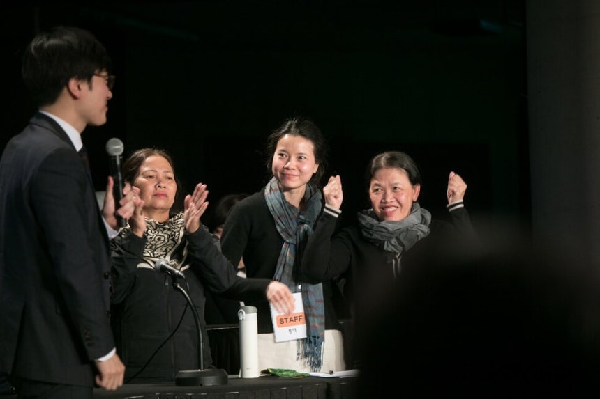 2018년 4월22일 서울 마포구 문화비축기지에서 열린 시민평화법정에서 베트남전 민간인 학살 피해자이자 동명이인인 두 응우옌티탄(왼쪽 둘째와 넷째)이 승소 판결을 받고 기뻐하고 있다.임재성 제공