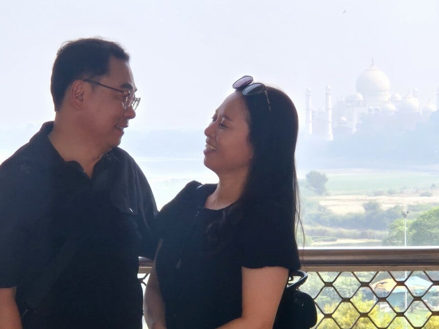 2024년 10월 김영헌씨가 아내와 인도 여행 중에 웃고 있다. 김영헌 제공