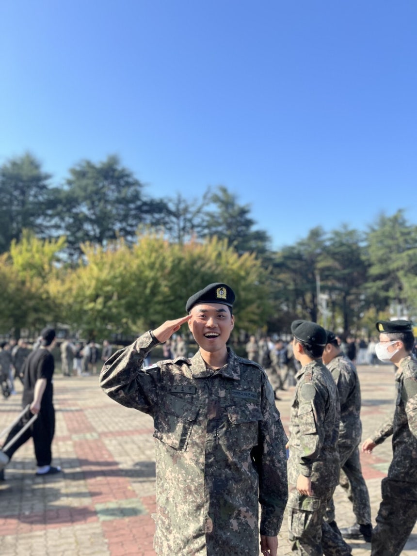 2024년 10월 김영헌씨의 둘째 아들이 충남 논산 육군훈련소에서 퇴소하면서 활짝 웃고 있다. 김영헌 제공