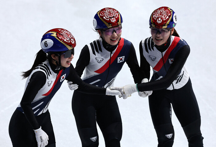 최민정 등 선수들이 2026년 2월19일(한국시각) 열린 2026 밀라노 코르티나담페초 겨울올림픽 계주 3000m에서 우승한 뒤 기뻐하고 있다. 밀라노/로이터 연합뉴스