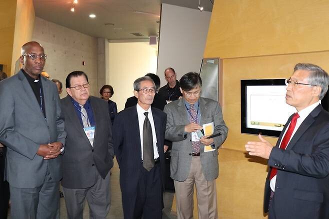 2017년 11월2일 허버트 넬슨 미국 장로교단 사무총장(왼쪽 첫째) 등이 노근리 평화공원에서 정구도 노근리국제평화재단 이사장(오른쪽 첫째)에게서 노근리 사건에 대한 설명을 듣고 있다. 한겨레 오윤주 기자