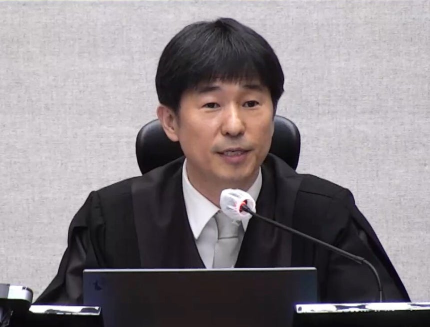 서울중앙지법 형사합의25부 지귀연 부장판사가 2026년 2월19일 서초구 서울중앙지방법원에서 열린 12·3 비상계엄 관련 윤석열 전 대통령의 내란 우두머리 혐의 1심 판결 선고 주문을 낭독하고 있다. 연합뉴스