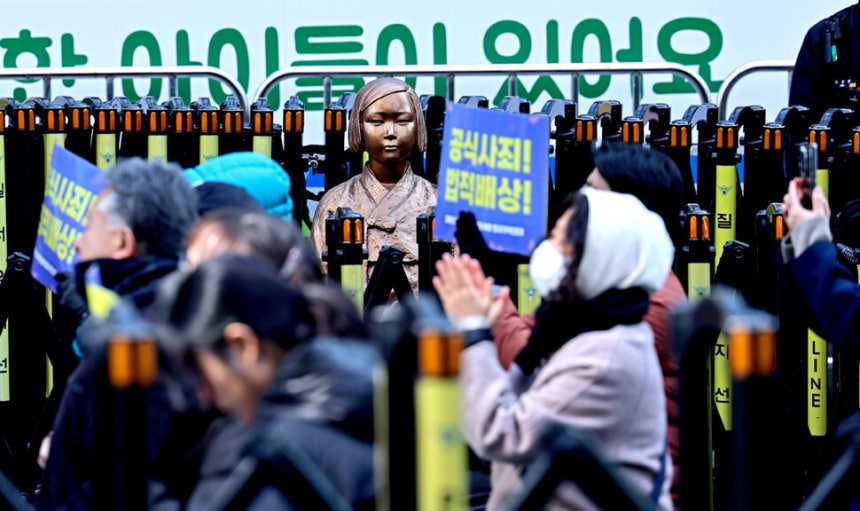제1740차 일본군 성노예제 문제 해결을 위한 정기 수요시위가 2026년 2월18일 낮 서울 종로구 주한 일본대사관 인근 ‘평화의 소녀상’ 앞에서 열리고 있다.