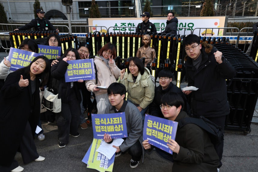 제1740차 일본군 성노예제 문제 해결을 위한 정기 수요시위를 주관한 경기평화나비 활동가들이 2026년 2월18일 오후 서울 종로구 주한 일본대사관 인근 ‘평화의 소녀상’ 앞에서 기념사진을 찍고 있다.