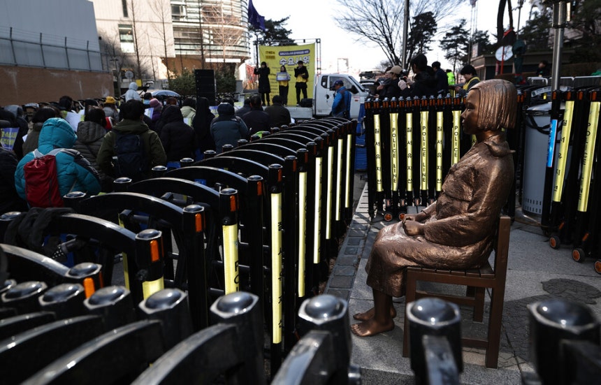 제1740차 일본군 성노예제 문제 해결을 위한 정기 수요시위가 2026년 2월18일 오후 서울 종로구 주한 일본대사관 인근 ‘평화의 소녀상’ 앞에서 열리고 있다.