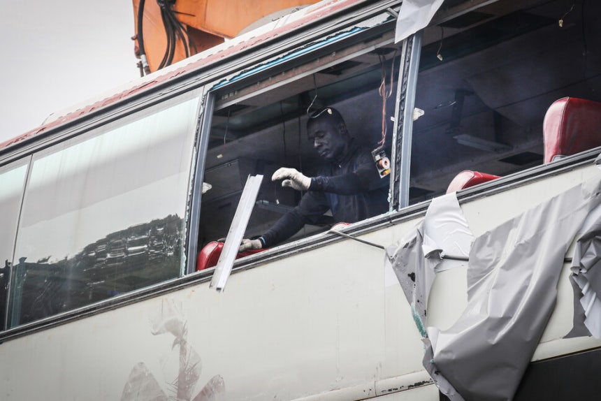 비무장지대(DMZ) 인근 폐차장에서 이주노동자가 폐차된 버스에서 고철을 분류하고 있다.(2016년 10월)