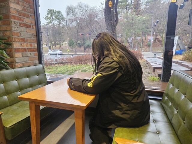 2026년 3월2일 광주의 한 카페에서 만난 아미나의 첫째 딸 러블린(29). 한국에서 태어나 쭉 한국에서 성장한 그는 자신의 정체성을 ‘한국인\'이라고 규정했다.