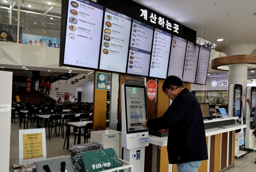 2026년 3월24일 경기도 용인시 기흥구 공세동에 위치한 경부고속도로 상의 부산 방향 고속도로 휴게소 푸드코트 안내판. 용인=이종근 선임기자 root2@hani.co.kr