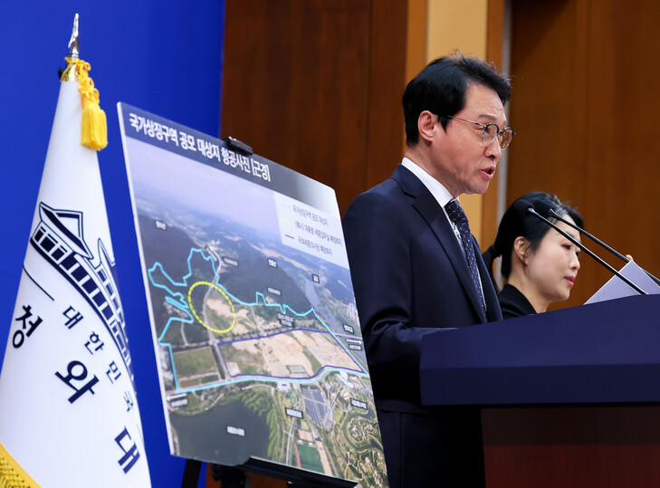 이규연 청와대 홍보소통수석이 2026년 4월14일 청와대 춘추관에서 대통령 세종 집무실 건립을 위한 부지 조성 공사 입찰공고를 실시한다는 브리핑을 하고 있다. 연합뉴스