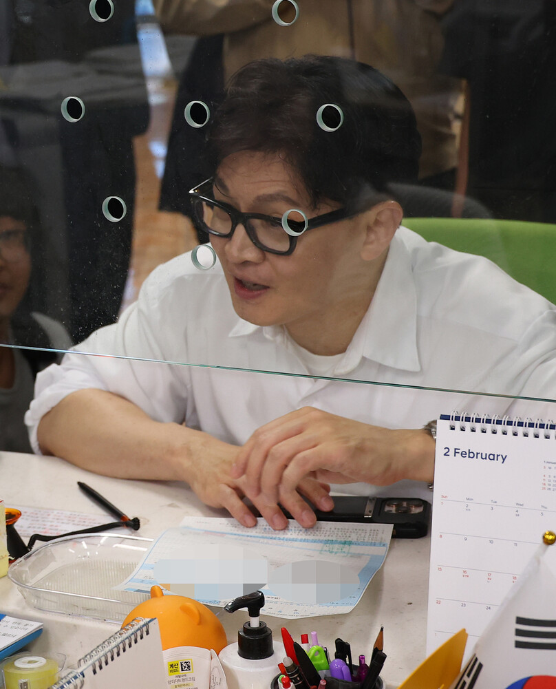 한동훈 전 국민의힘 대표가 2026년 4월14일 부산 북구 만덕2동 행정복지센터를 찾아 전입신고를 하고 있다. 연합뉴스