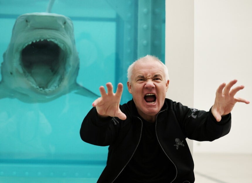 영국 작가 데이미언 허스트가 2026년 3월18일 서울 소격동 국립현대미술관에서 회고전 개최에 앞서 열린 언론설명회에서 익살스러운 포즈를 취하고 있다. 연합뉴스