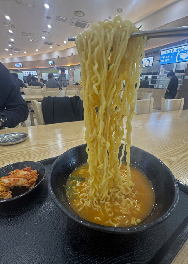2026년 3월25일 한 고속도로휴게소 푸드코트에서 주문한 라면. 이종근 선임기자 root2@hani.co.kr