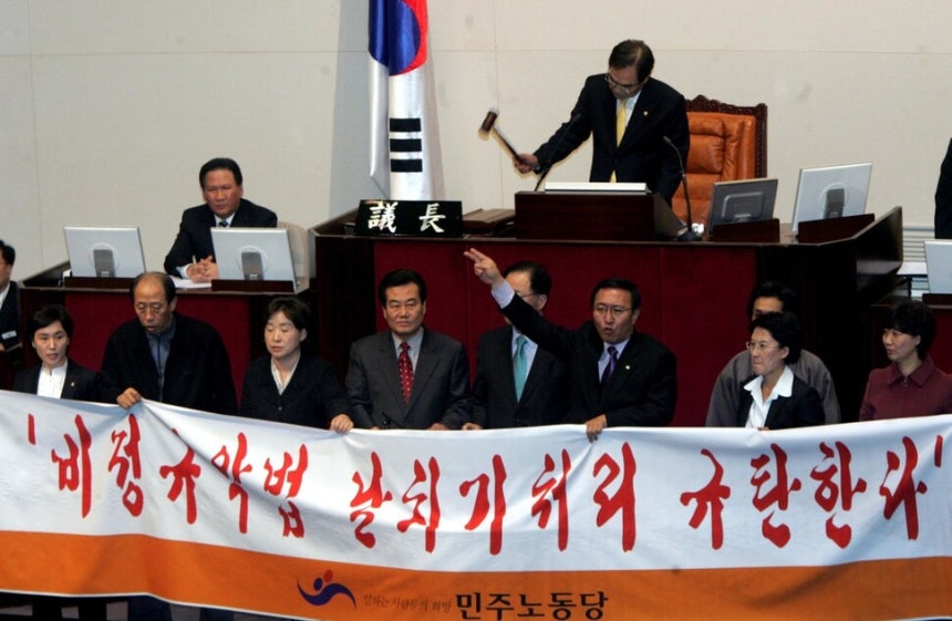 2006년 11월30일 민주노동당 의원들이 국회 본회의에서 발언대를 점거하며 국회의장이 직권상정한 비정규직 관련 3법의 표결 처리를 저지하고 있다. 한겨레 자료