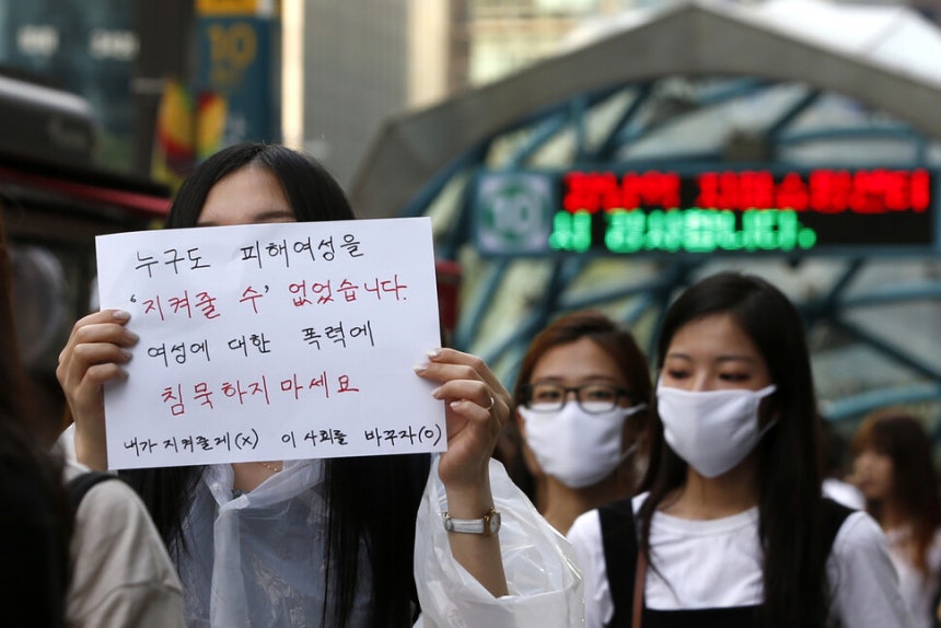 ‘강남역 여성혐오 살인 사건’발생 뒤 첫 주말인 2016년 5월21일 서울 강남역 10번 출구 앞에서 희생자를 추모하는 침묵 행진이 진행되고 있다.한겨레 이정아 기자 