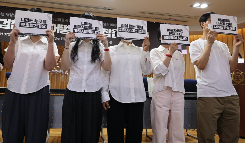 범죄 피해자들과 변호사들이 2026년 7월15일 서울 서초구 서울변호사회 변호사회관에서 형사소송법 개정안의 문제점에 대해 밝히는 기자회견을 하기에 앞서 사진을 찍고 있다. 한겨레 김정효 기자 hyopd@hani.co