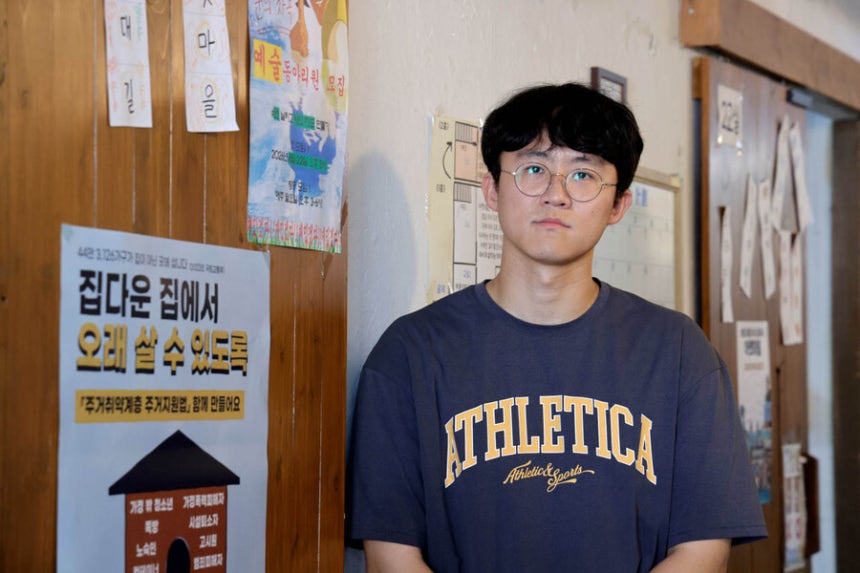 주장욱 홈리스행동 상임활동가가 서울 용산구 청파동 홈리스행동 사무실에서 한겨레21과 인터뷰하고 있다.김명진 기자 
