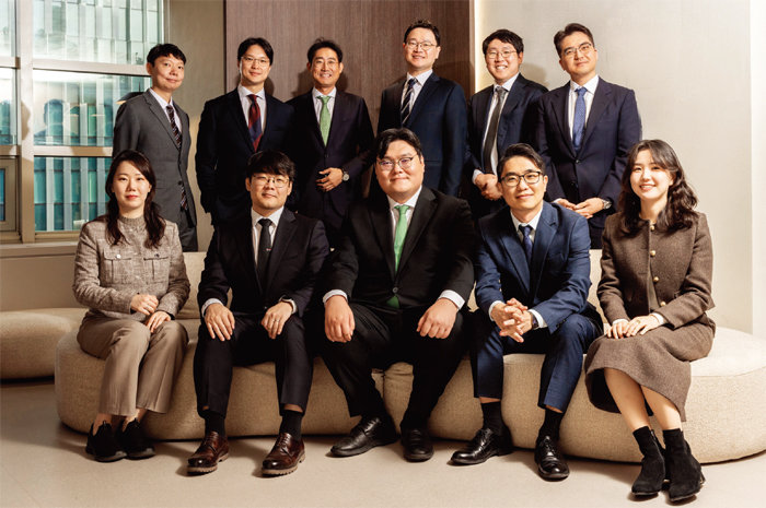 법무법인 세담 황세영·김선규 변호사와 신알찬·박종민 대표변호사, 신명진 변호사, 양우영 대표변호사, 추도환 경영대표변호사, 허정무·최철호·황용목 파트너변호사, 노상현 변호사(앞줄 왼쪽부터 시계 반대 방향으로). [이