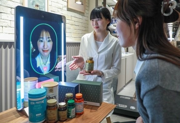 현대백화점 목동점‘네슬레 헬스사이언스 스토어’에서 고객이 비접촉식 건강 진단 기기‘아누라 매직미러’를 체험해보고 있다.현대백화점그룹 제공