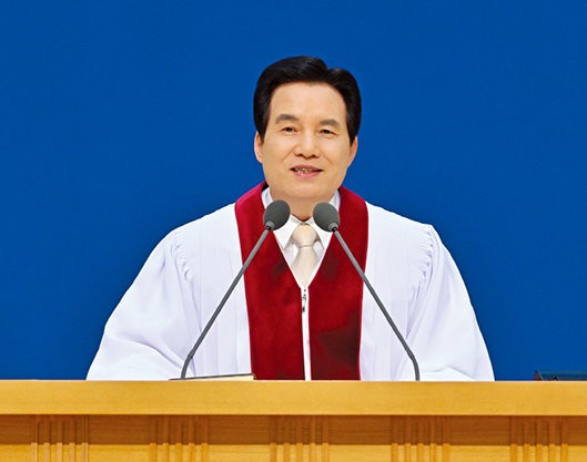 하나님의 교회 총회장 김주철 목사가‘새예루살렘 판교성전’에서 유월절 대성회를 집전하고 있다.하나님의 교회 제공