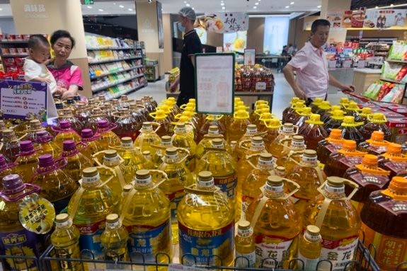 중국 베이징 한 슈퍼마켓의 식용유 판매대.중국은 매년 9600만t 넘는 콩을 미국,브라질 등으로부터&#160;수입하고 있다.뉴시스