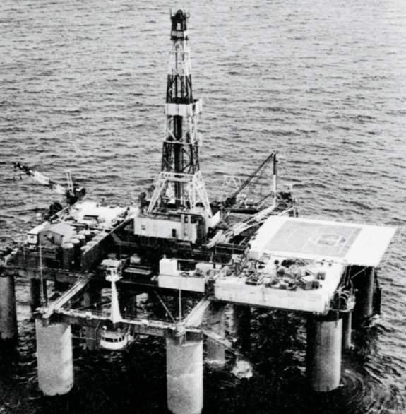 울산 앞바다 대륙붕 제6광구에서 미국 쉘 석유 시추 탐사선이 바다 밑 석유를 캐기 위해 시추 작업을 하고 있다. 동아DB