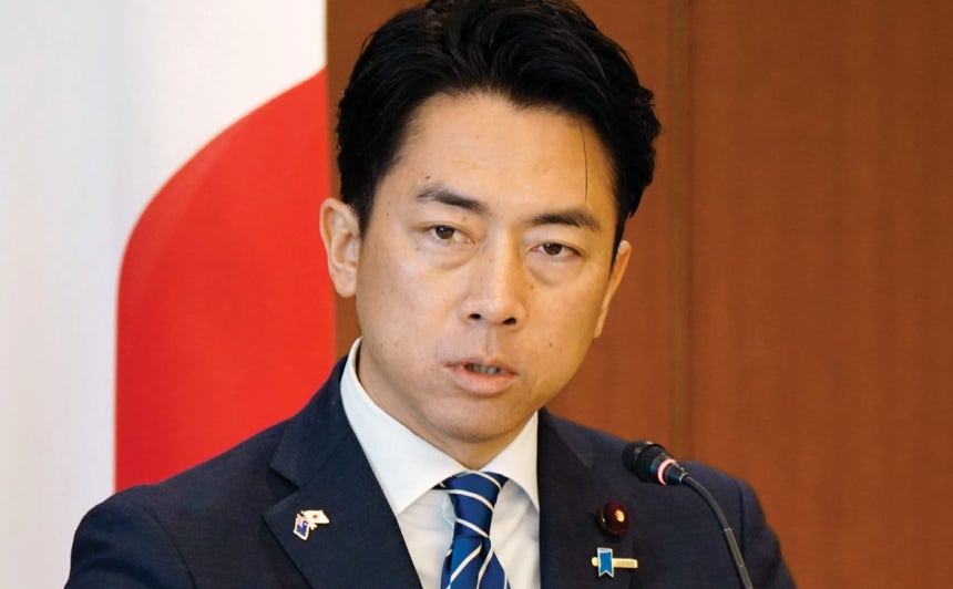 고이즈미 신지로 일본 방위상이 12월 7일 도쿄 방위성에서 기자회견을 하고 있다.뉴시스