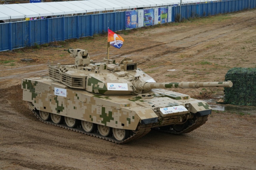 중국 VT-4 전차.최근 캄보디아와의 분쟁에서 태국군이 운용하는 중국산 VT-4 전차 포신이 폭발해 성능 논란을 빚었다.GETTYIMAGES