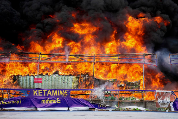 6월 26일(현지 시간) 미얀마 양곤 외곽에서‘국제 마약 남용 및 불법 거래 반대의 날’을 기념해 불법 마약류가 소각되고 있다.뉴시스 