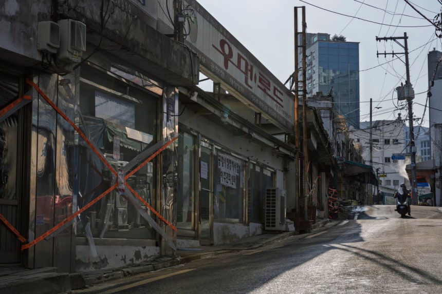 이미 주민 이주가 시작된 공항시장에서 아직도 문을 연 곳은 골목마다 한두 곳에 불과하다.조영철 기자